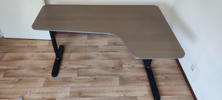 Ikea hoekbureau met zwart metalen onderstel, Huis en Inrichting, Bureaus, Gebruikt, Bureau, Ophalen