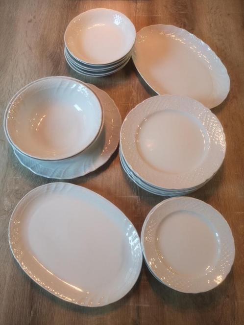 Servies 6 personen + kommen en schalen, Huis en Inrichting, Keuken | Servies, Zo goed als nieuw, Bord(en), Porselein, Ophalen of Verzenden