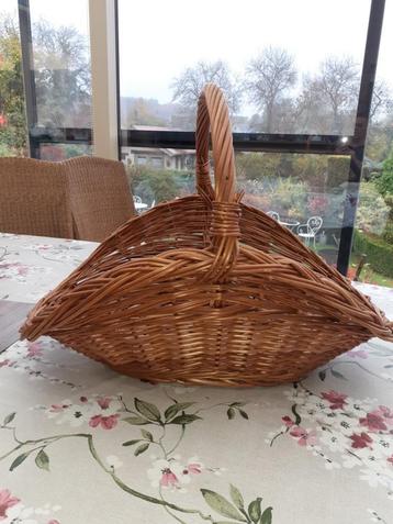 Te koop een rieten mand beschikbaar voor biedingen