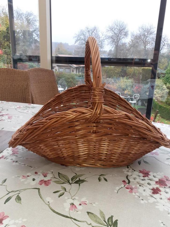Te koop een rieten mand, Huis en Inrichting, Woonaccessoires | Schalen en Manden, Zo goed als nieuw, Mand, Ovaal, Riet, Ophalen