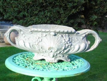 jardinière ovale avec motifs coquillage fonte patinée grise