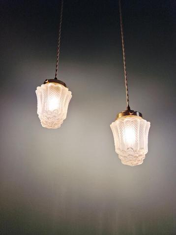 Paar Art Deco hangers van gesatineerd glas, jaren 1920-30  beschikbaar voor biedingen