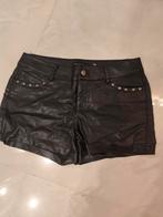 Meisjesachtige, nauwsluitende short van synthetisch leer met, Kleding | Dames, Broeken en Pantalons, Maat 38/40 (M), Kort, Zwart