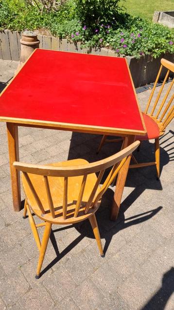 Vintage keukentafel en 2 bijhorende stoelen beschikbaar voor biedingen