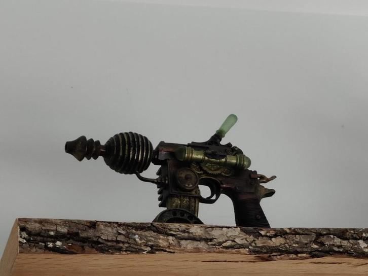 Steampunk raygun / decoratief fantasy wapen, Verzamelen, Beelden en Beeldjes, Zo goed als nieuw, Fantasy, Ophalen
