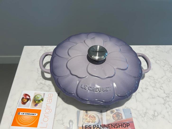 Nieuwe Le Creuset Petal 26 cm in Bleu Bell Berry Purple, Huis en Inrichting, Keuken | Potten en Pannen, Nieuw, Koekenpan of Braadpan
