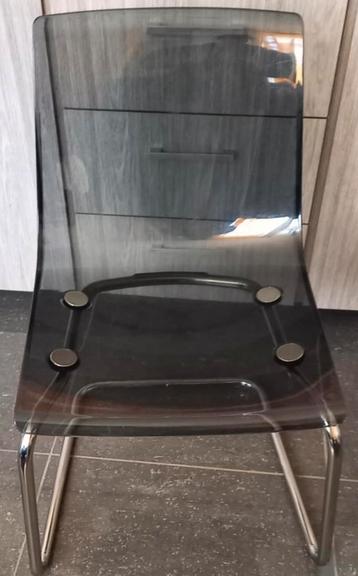 8 Chaises en plastiques  beschikbaar voor biedingen