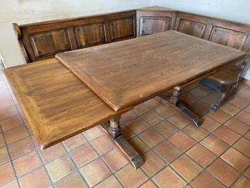 Table rectangulaire à alonges et banc en coin disponible aux enchères