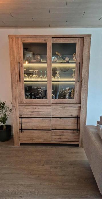 Kast met verlichting in nieuwstaat! beschikbaar voor biedingen