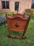 Antiek houten wiegje, Ophalen