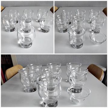Set van 7 grote kopjes met dikke poten + 8 glazen glazen.