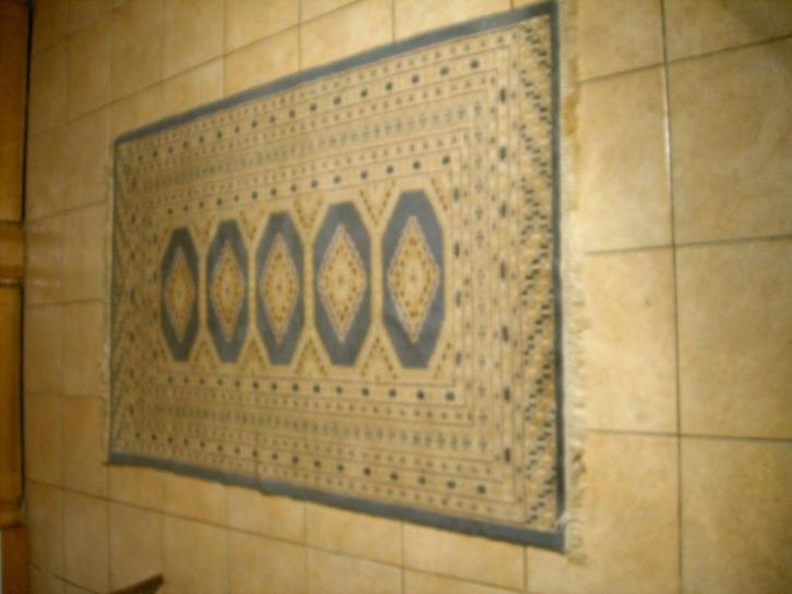 Een handgeknoopt Pakistaans wollen tapijt, Huis en Inrichting, Stoffering | Tapijten en Vloerkleden, Zo goed als nieuw, 50 tot 100 cm