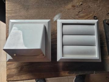 2 roosters nooit gebruikt beschikbaar voor biedingen