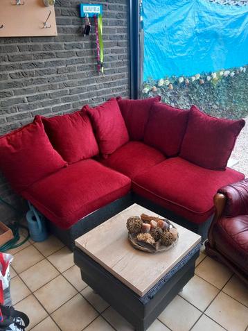 Zelfgemaakte hoekbank met dikke kussens beschikbaar voor biedingen