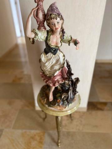 Beeld dame met waterkruik op stoel beschikbaar voor biedingen