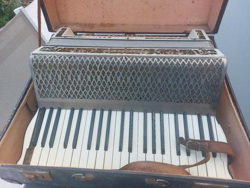 HOHNER Verdi III accordeon, Muziek en Instrumenten, Accordeons, Gebruikt, Toetsaccordeon, 120-bas, Hohner, Met koffer, Met riemen