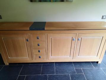 Massief eiken gepatineerde dressoir beschikbaar voor biedingen