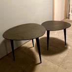 Twee zwarte bijzettafeltjes – ronde driehoekige vorm, Gebruikt, Modern Design, 55 tot 75 cm, Overige vormen