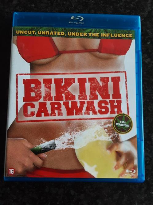 Bikini Carwash blu ray NL, Cd's en Dvd's, Blu-ray, Zo goed als nieuw, Humor en Cabaret, Ophalen of Verzenden