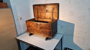 Zeer oude houten kist, afmetingen 92cm x49cmx46cm in p beschikbaar voor biedingen