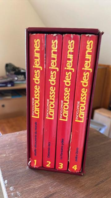 Encyclopédie Larousse des jeunes, quatre tomes beschikbaar voor biedingen