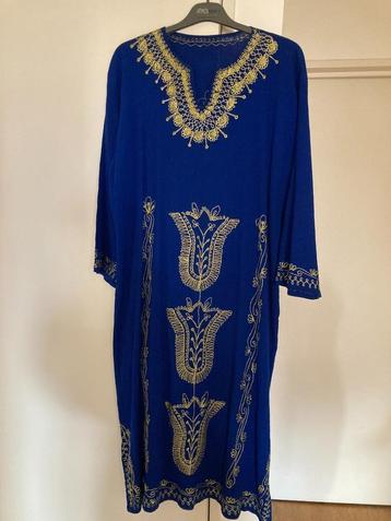 Dames kaftan in korenbloemblauwe kleur geborduurd gouddraad beschikbaar voor biedingen