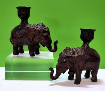 Massief bronzen kandelaars met olifanten. beschikbaar voor biedingen
