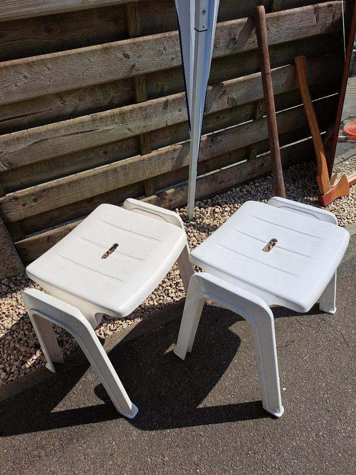 Twee witte voetbankjes,Nieuwstaat., Tuin en Terras, Tuinstoelen, Zo goed als nieuw, Kunststof, Stapelbaar, Ophalen