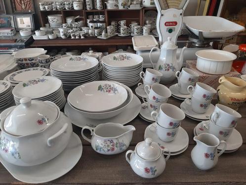 Service en porcelaine 12 personnes Lubiana * 69 pièces, Antiek en Kunst, Antiek | Servies compleet, Ophalen