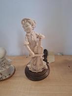 biscuit beeld jongen met contrabas, Ophalen of Verzenden, Zo goed als nieuw, Mens