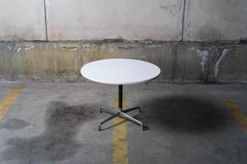 Charles & Ray Eames - Herman Miller segmented table disponible aux enchères