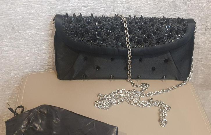 Avondtas zwart met pinnen - chique rock-gehalte, Handtassen en Accessoires, Tassen | Damestassen, Zo goed als nieuw, Avondtasje