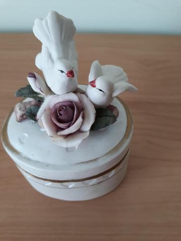 MOOIE KLEINE SNOEPDOOS beschikbaar voor biedingen