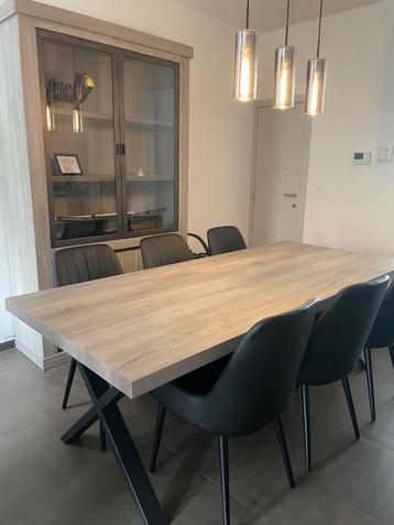 Eetkamer + volledige woonkamer beschikbaar voor biedingen