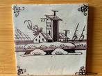 Antieke Delftse tegel in mangaan met gebouw D 57, Antiek en Kunst, Ophalen of Verzenden