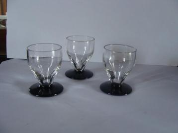 5 anciens verres à liqueur sur pied en verre de couleur noir