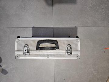 Aluminium koffer beschikbaar voor biedingen