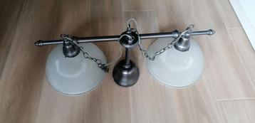 Kroonluchter van oud metaal en glas beschikbaar voor biedingen
