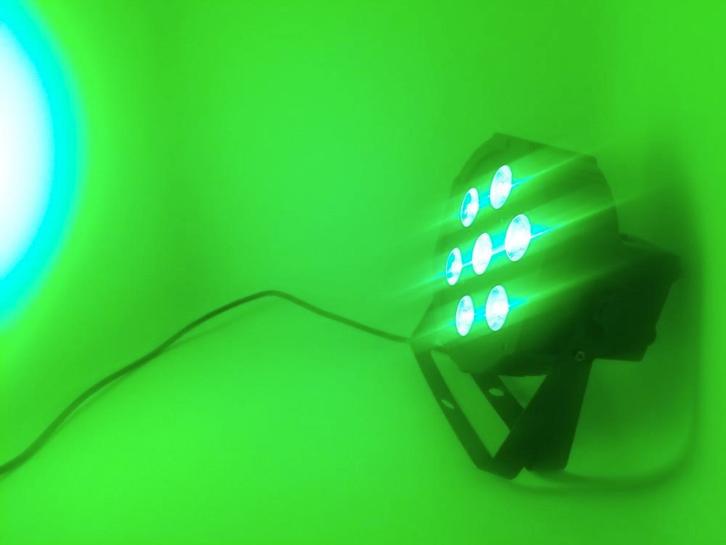 PROMO Nouveau PAR LED PLAT RGBWAUV 7 X 24 W, TV, Hi-fi & Vidéo, Appareil pour karaoké, Neuf, Ensemble complet, Enlèvement ou Envoi