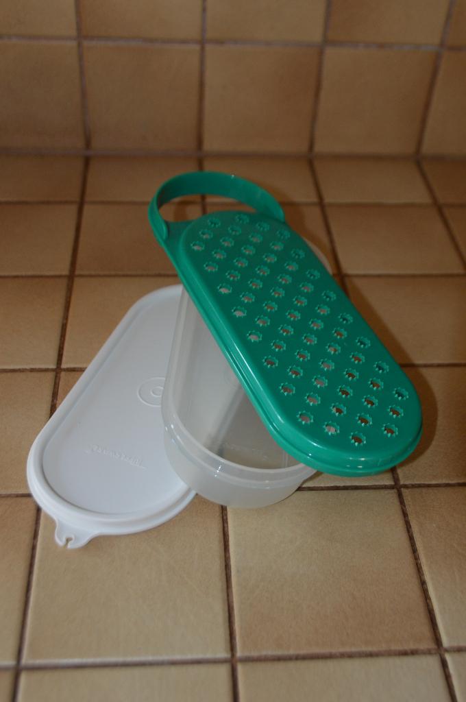 Tupperware Râpe de table verte + récipient Très Bon Etat!, Maison & Meubles, Cuisine| Tupperware, Comme neuf, Autres types, Vert