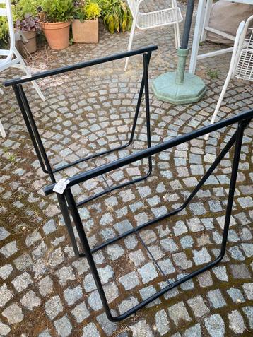2 zwarte stalen schragen 74x64x34 beschikbaar voor biedingen