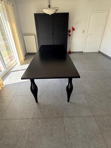 Tafel beschikbaar voor biedingen
