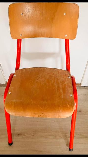 Vintage houten schoolstoelen en stapelstoelen beschikbaar voor biedingen