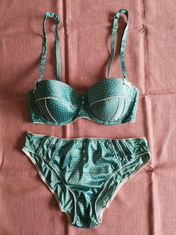 Lingeriesetje beschikbaar voor biedingen