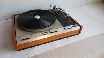 Tourne-disque rétro de la marque THORENS TD125AB.