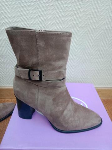 Beige dameslaarsjes maat 40 (tailleert klein) beschikbaar voor biedingen