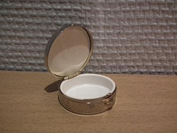 Klein doosje (pillendoosje) diameter 3,5 cm beschikbaar voor biedingen