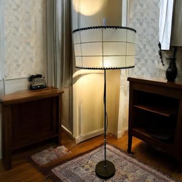 Lampadaire vintage avec abat-jour en parchemin des années 19, Enlèvement ou Envoi