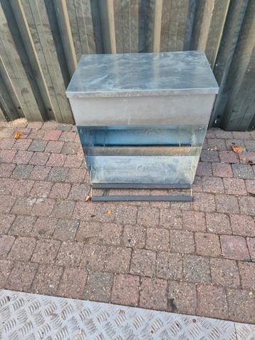 kippenvoerbak Trapbak 30kg beschikbaar voor biedingen
