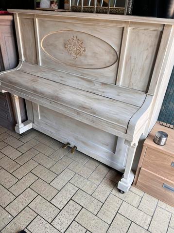 Decoratieve wit gekalkte piano beschikbaar voor biedingen